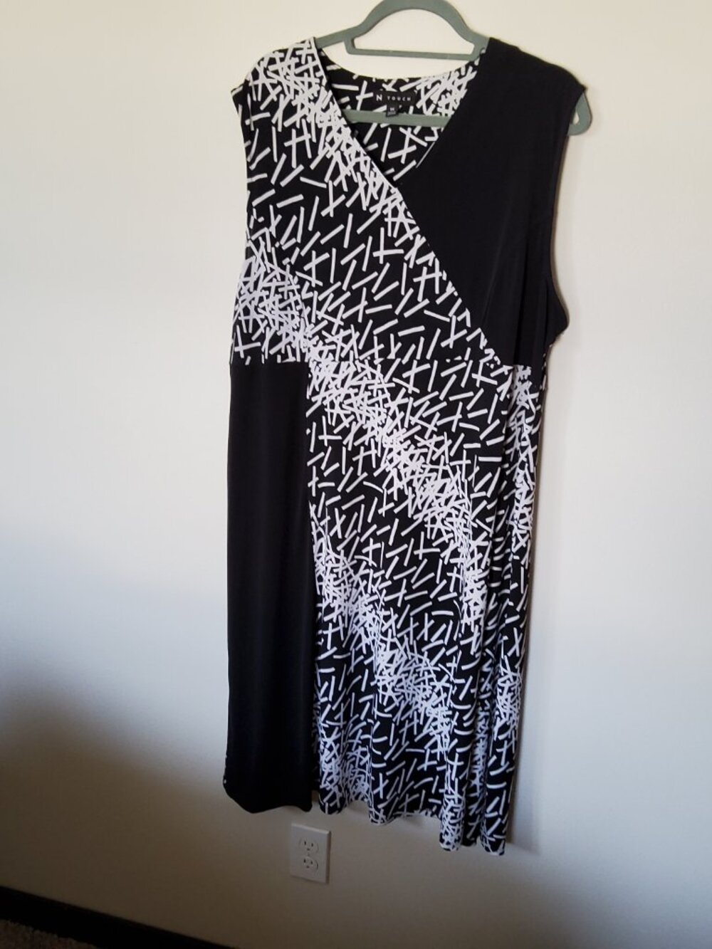 N Touch Black and White Plus size dress fits 1X or 2X fits larger